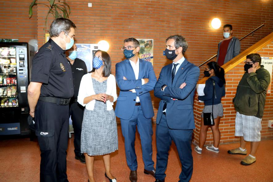 Visita de la Delegada del Gobierno a la Comisaría de Policía Nacional - Imagen del alcalde Rafael Sánchez Acera, el vicealcalde Aitor Retolaza, la Delegada del Gobierno de Madrid Mercedes González y el comisario jefe de Policía Nacional, Rafael Gassó durante su vista a la Comisaría de Policía Nacional.