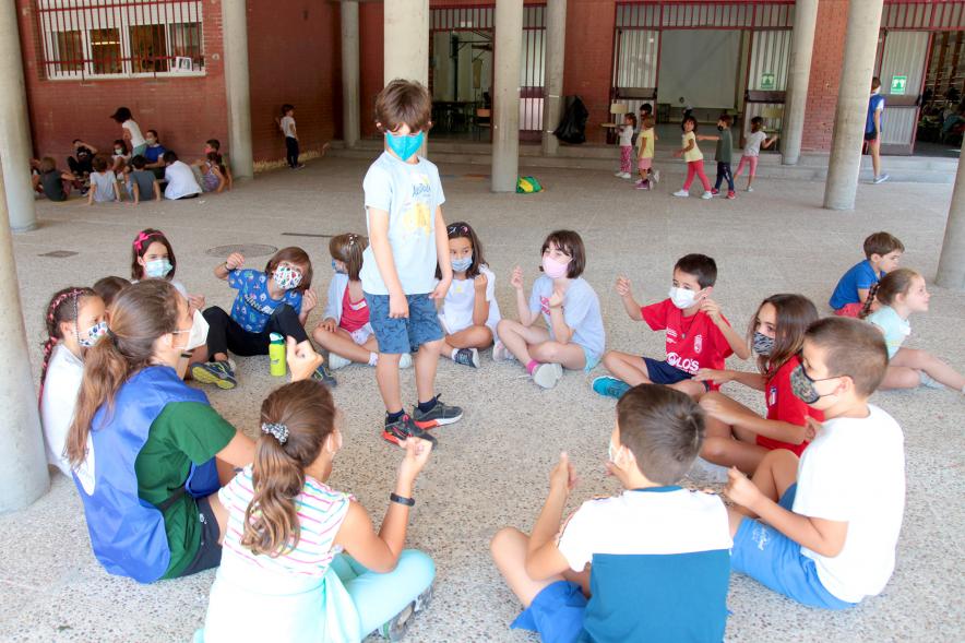 Visita a los Alumnos que Participan en el Programa Días sin Cole  - Imagen de los alumnos jugando.