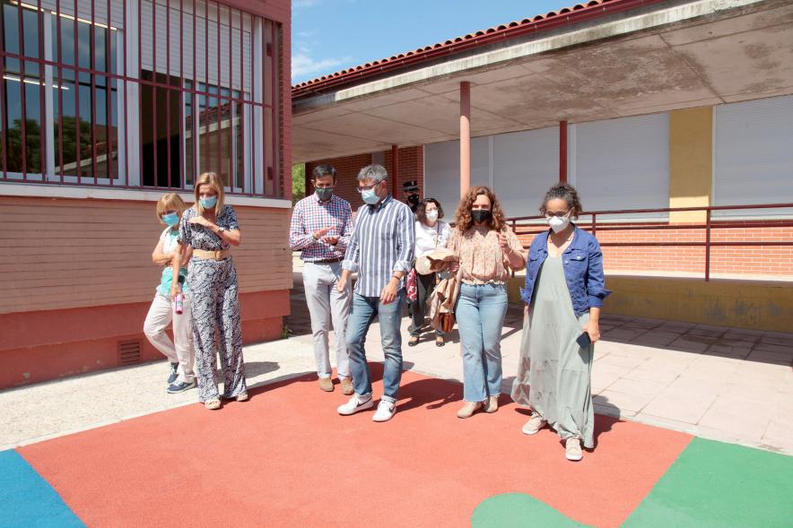 Visita a las Obras de Colegios - Imagen del alcalde Rafael Sánchez Acera visitando las instalaciones con las concejalas Ana Sotos y Cristina Martínez acompañados de otras personas.
