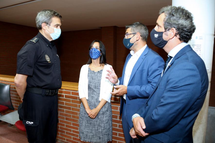  Visita de la Delegada del Gobierno a la Comisaría de Policía Nacional - Imagen del alcalde Rafael Sánchez Acera, el vicealcalde Aitor Retolaza, la Delegada del Gobierno de Madrid Mercedes González y el comisario jefe de Policía Nacional, Rafael Gassó durante su vista a la Comisaría de Policía Nacional.