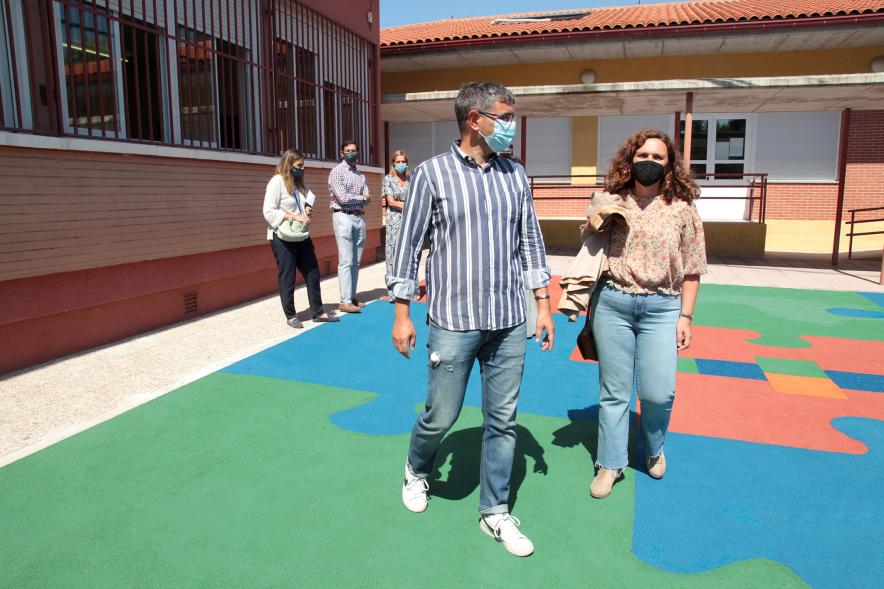 Visita a las Obras de Colegios -Imagen del alcalde Rafael Sánchez Acera visitando las instalaciones con las concejalas Ana Sotos y Cristina Martínez acompañados de otras personas.