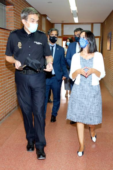 Visita de la Delegada del Gobierno a la Comisaría de Policía Nacional - Imagen de la Delegada del Gobierno de Madrid Mercedes González charlando con el comisario jefe de Policía Nacional, Rafael Gassó.