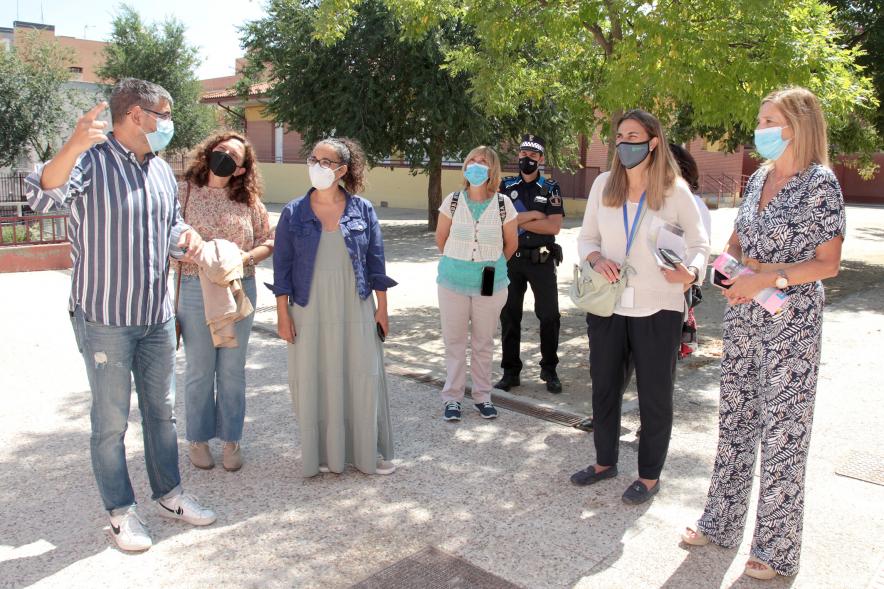 Visita a las Obras de Colegios -Imagen del alcalde Rafael Sánchez Acera visitando las instalaciones con las concejalas Ana Sotos y Cristina Martínez acompañados de otras personas.