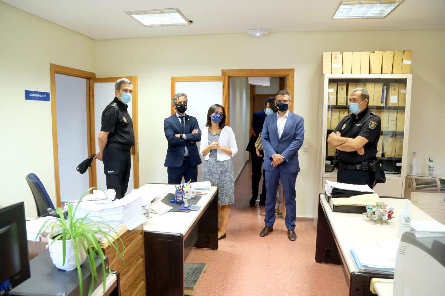 Visita de la Delegada del Gobierno a la Comisaría de Policía Nacional -  Imagen de la Delegada del Gobierno de Madrid Mercedes González durante su visita a la Comisaría de Policía Nacional acompañada por diversas autoridades.