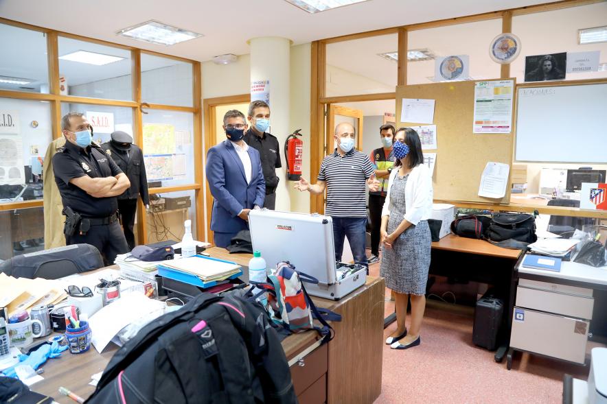 Visita de la Delegada del Gobierno a la Comisaría de Policía Nacional - Imagen de la Delegada del Gobierno de Madrid Mercedes González durante su visita a la Comisaría de Policía Nacional acompañada por diversas autoridades.