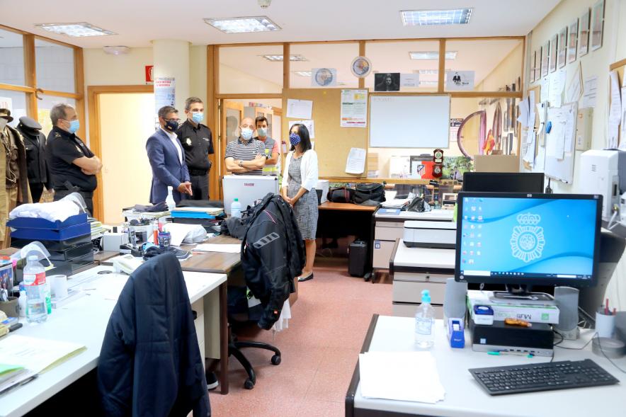  Visita de la Delegada del Gobierno a la Comisaría de Policía Nacional -  Imagen de la Delegada del Gobierno de Madrid Mercedes González durante su visita a la Comisaría de Policía Nacional acompañada por diversas autoridades.