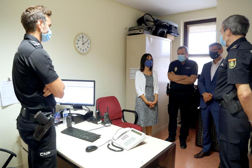 Visita de la Delegada del Gobierno a la Comisaría de Policía Nacional - Imagen de la Delegada del Gobierno de Madrid Mercedes González durante su visita a la Comisaría de Policía Nacional acompañada por diversas autoridades.