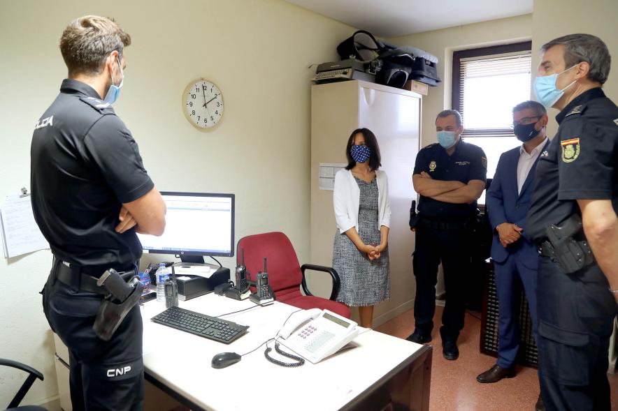   Visita de la Delegada del Gobierno a la Comisaría de Policía Nacional -  Imagen de la Delegada del Gobierno de Madrid Mercedes González durante su visita a la Comisaría de Policía Nacional acompañada por diversas autoridades.