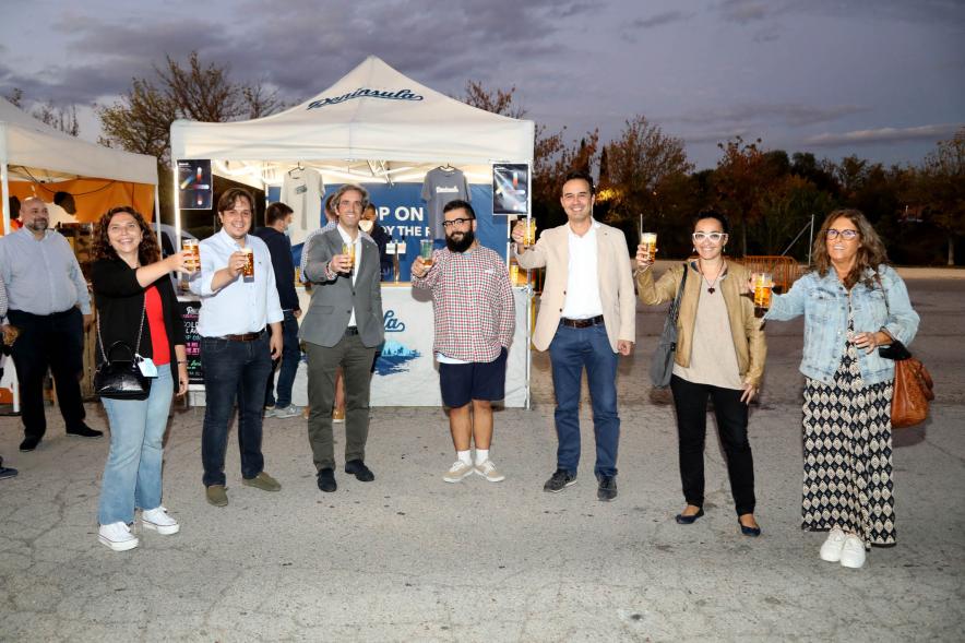 Inauguración Feria de la Cerveza Artesanal - Imagen de posado de las autoridades asistentes a la inauguración, cabe destacar la presencia del alcalde Aitor Retolaza.                              
