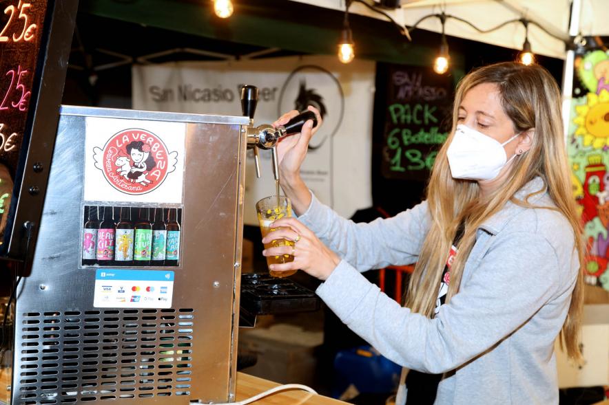 Inauguración Feria de la Cerveza Artesanal - Imagen de una persona tirando una de esas cervezas artesanales.