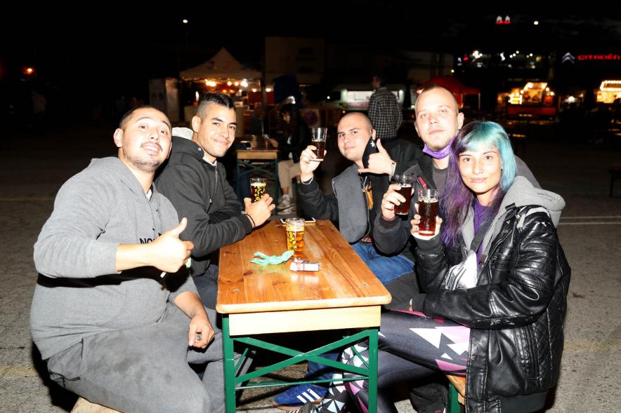 Inauguración Feria de la Cerveza Artesanal - Imagen de personas sentadas en una mesa disfrutando de sus cervezas.