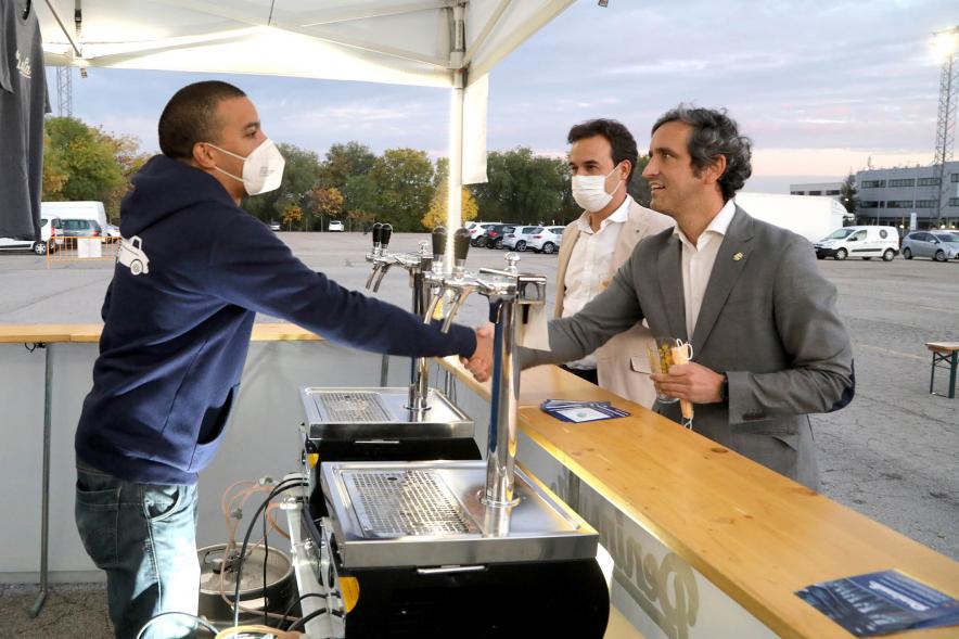 Inauguración Feria de la Cerveza Artesanal - Imagen del alcalde Aitor Retolaza en su recorrido por los diferentes stands, saludando a las personas que los atienden.