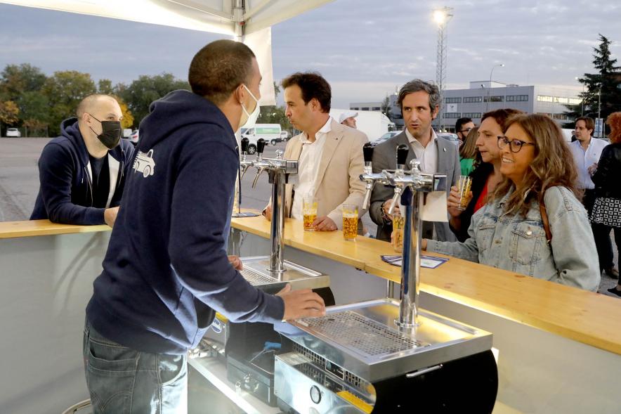 Inauguración Feria de la Cerveza Artesanal - Imagen del alcalde Aitor Retolaza y otras autoridades en su recorrido por los diferentes stands, saludando a las personas que los atienden.