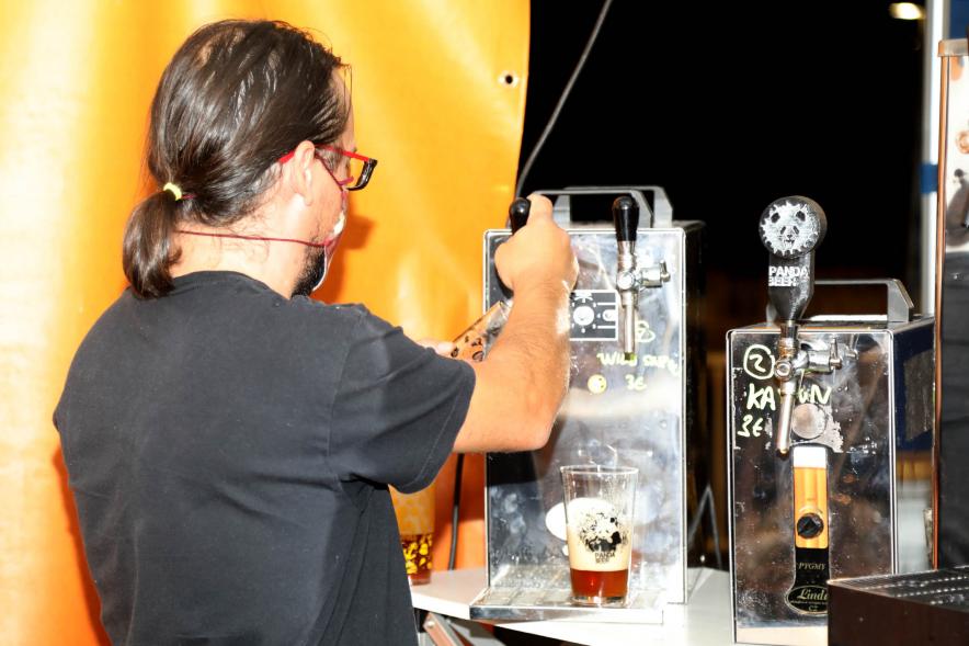   Inauguración Feria de la Cerveza Artesanal - Imagen de una persona tirando una de esas cervezas artesanales.