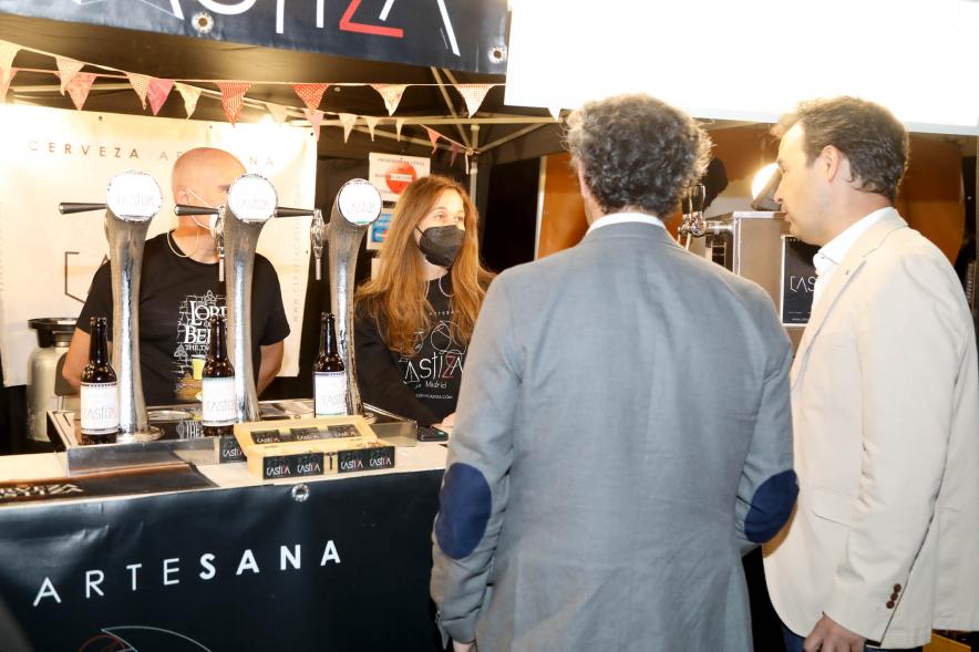 Inauguración Feria de la Cerveza Artesanal -  Imagen del alcalde Aitor Retolaza y otras autoridades en su recorrido por los diferentes stands.