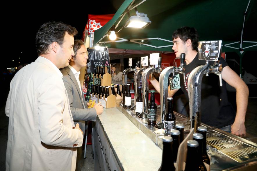   Inauguración Feria de la Cerveza Artesanal - Imagen del alcalde Aitor Retolaza y otras autoridades en su recorrido por los diferentes stands.