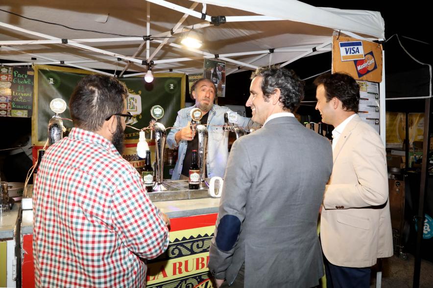   Inauguración Feria de la Cerveza Artesanal - Imagen del alcalde Aitor Retolaza en su recorrido por los diferentes stands.