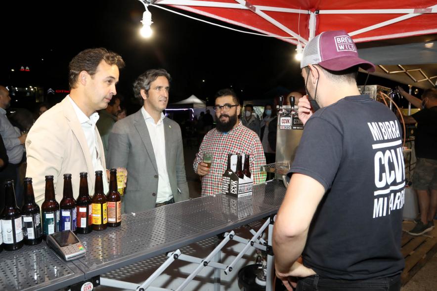  Inauguración Feria de la Cerveza Artesanal -  Imagen del alcalde Aitor Retolaza en su recorrido por los diferentes stands.