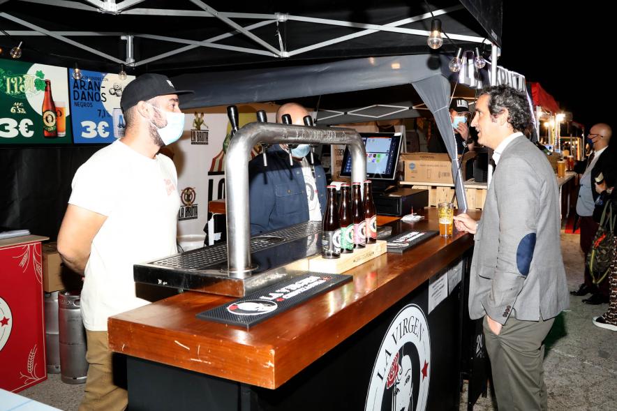  Inauguración Feria de la Cerveza Artesanal - Imagen del alcalde Aitor Retolaza en su recorrido por los diferentes stands