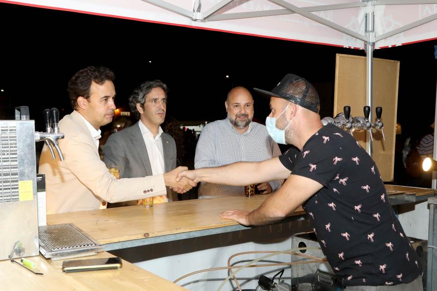 Inauguración Feria de la Cerveza Artesanal -  Imagen del concejal Roberto Fraile saludando a una de las personas que atiende un stand.