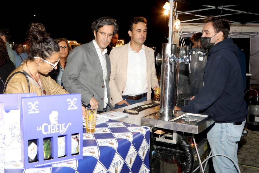 Inauguración Feria de la Cerveza Artesanal - Imagen del alcalde Aitor Retolaza y otras autoridades en su recorrido por los diferentes stands