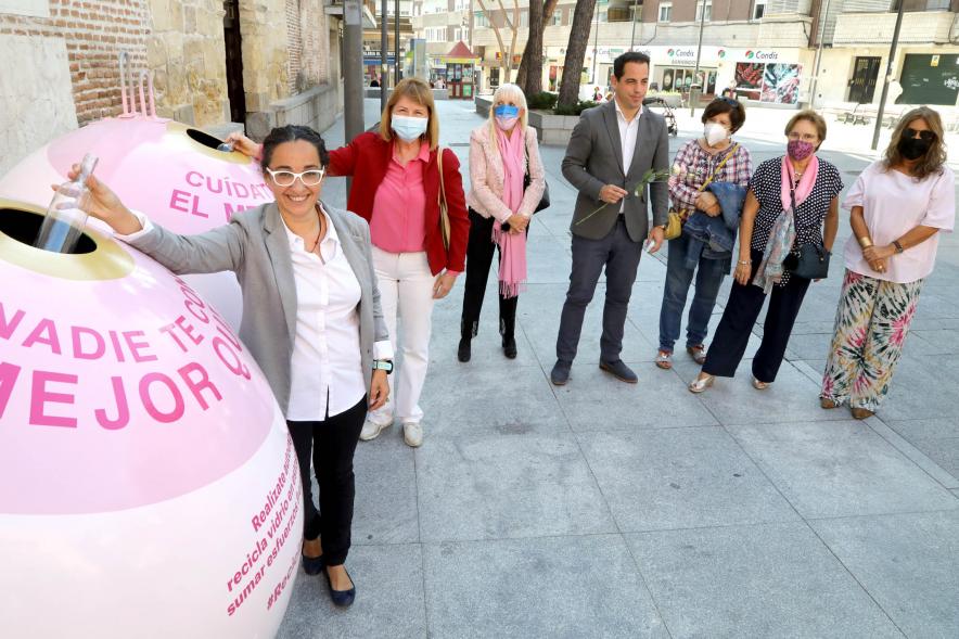 Presentación Campaña "Por Ella" de EcoVidrio - Imagen de las autoridades asistentes al acto posando junto a los dos contenedores de EcoVidrio.