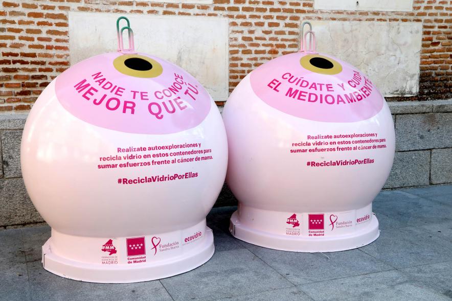 Presentación Campaña "Por Ella" de EcoVidrio - Imagen de los dos contenedores de la campaña "Por Ella" de EcoVidrio.