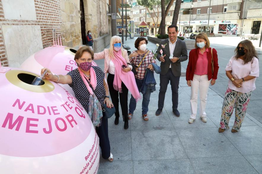 Presentación Campaña "Por Ella" de EcoVidrio -  Imagen de las autoridades asistentes al acto posando junto a los dos contenedores de EcoVidrio.