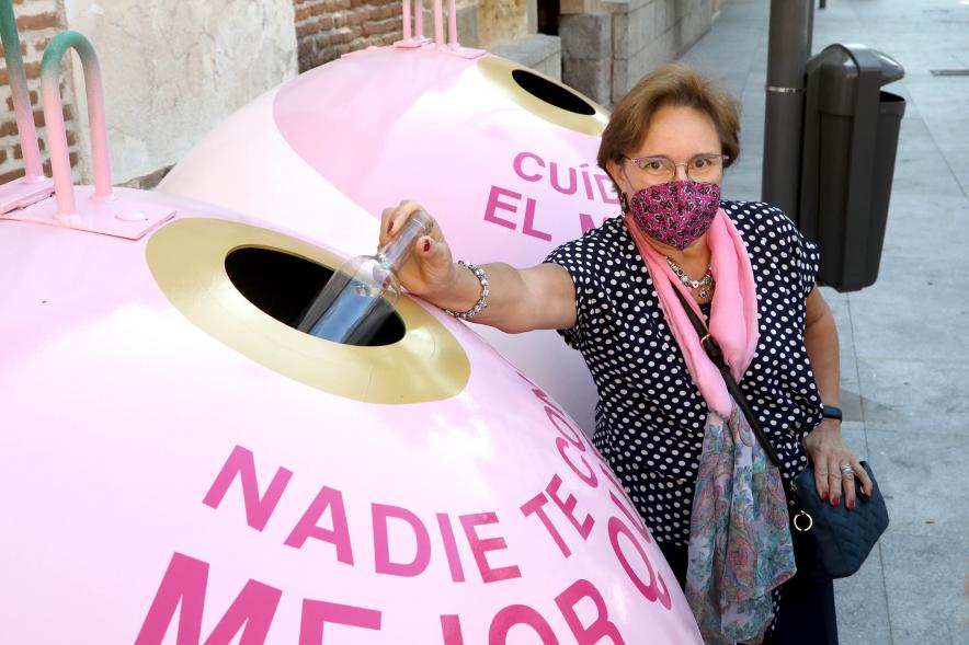 Presentación Campaña "Por Ella" de EcoVidrio - Imagen de una autoridad arrojando un vidrio en uno de los contenedores.