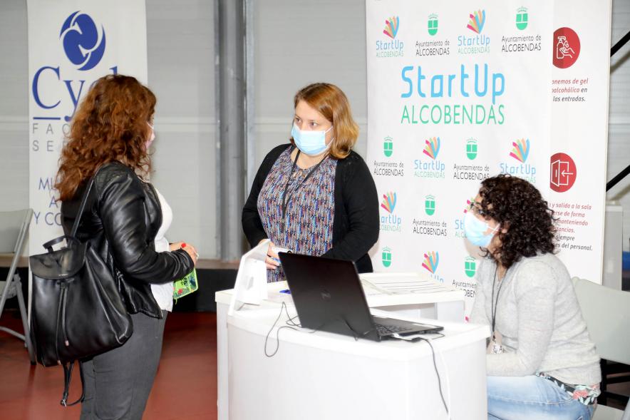   Inauguración de la Feria Digital de Empleo y Emprendimiento - Imagen de una persona visitando uno de los stand de la feria.