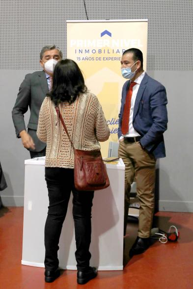  Inauguración de la Feria Digital de Empleo y Emprendimiento - Imagen de una persona visitando uno de los stand de la feria.