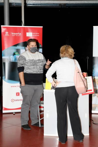 Inauguración de la Feria Digital de Empleo y Emprendimiento - Imagen de una persona visitando uno de los stand de la feria.