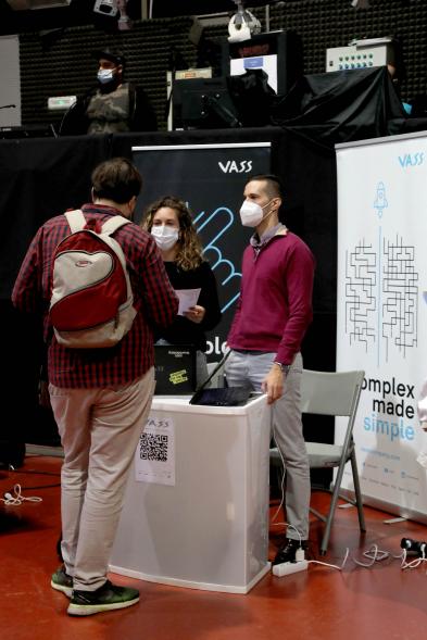   Inauguración de la Feria Digital de Empleo y Emprendimiento - Imagen de una persona visitando uno de los stand de la feria.