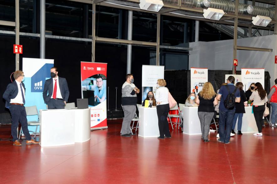  Inauguración de la Feria Digital de Empleo y Emprendimiento - Imagen panorámica de la zona de stands.