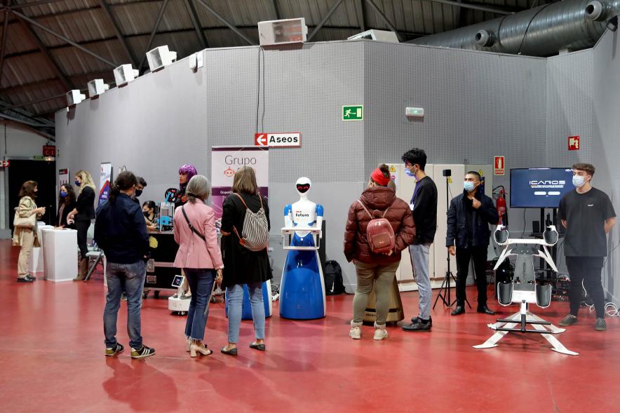    Inauguración de la Feria Digital de Empleo y Emprendimiento - Imagen panorámica de las personas asistentes en la zona de stands.