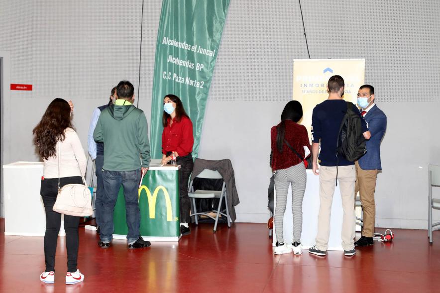 Inauguración de la Feria Digital de Empleo y Emprendimiento - Imagen panorámica de las personas asistentes en la zona de stands.