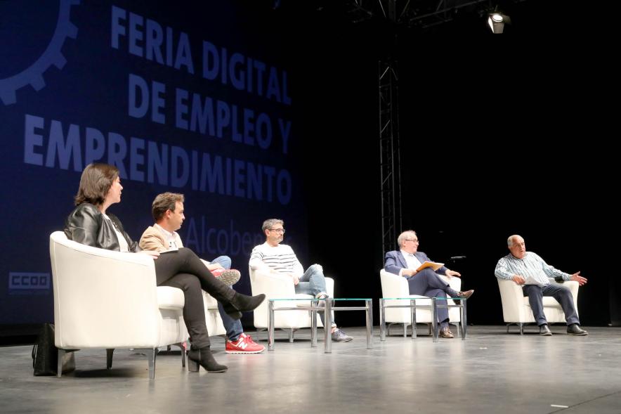 Inauguración de la Feria Digital de Empleo y Emprendimiento - Imagen de autoridades en el escenario del Centro Municipal La Esfera, que asisten a la inauguración.