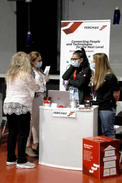  Inauguración de la Feria Digital de Empleo y Emprendimiento - Imagen de personas visitando uno de los stand de la feria.