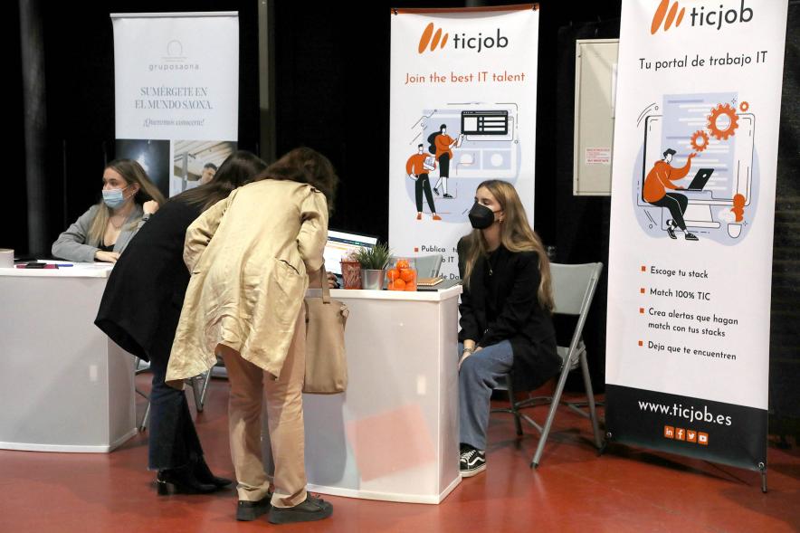  Inauguración de la Feria Digital de Empleo y Emprendimiento - Imagen de personas visitando uno de los stand de la feria.