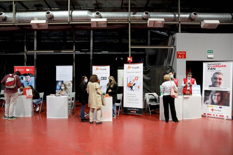 Inauguración de la Feria Digital de Empleo y Emprendimiento - Imagen panorámica de las personas asistentes en la zona de stands.