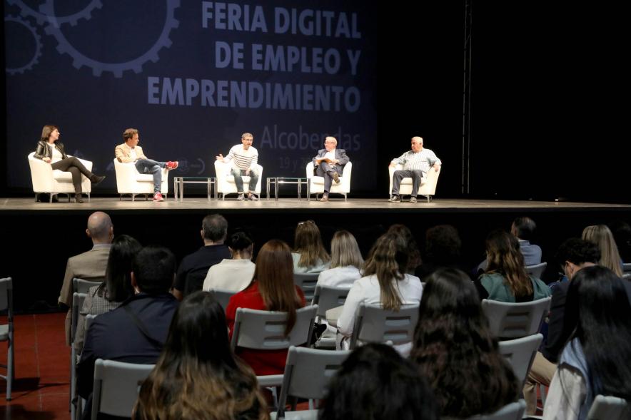  Inauguración de la Feria Digital de Empleo y Emprendimiento - Imagen de autoridades en el escenario del Centro Municipal La Esfera, que asisten a la inauguración.