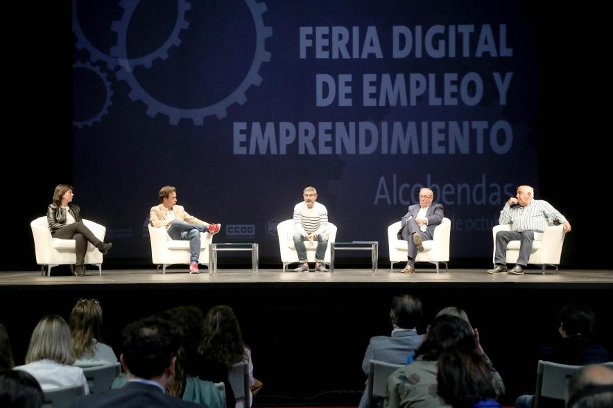 Inauguración de la Feria Digital de Empleo y Emprendimiento - Imagen de autoridades en el escenario del Centro Municipal La Esfera, que asisten a la inauguración.