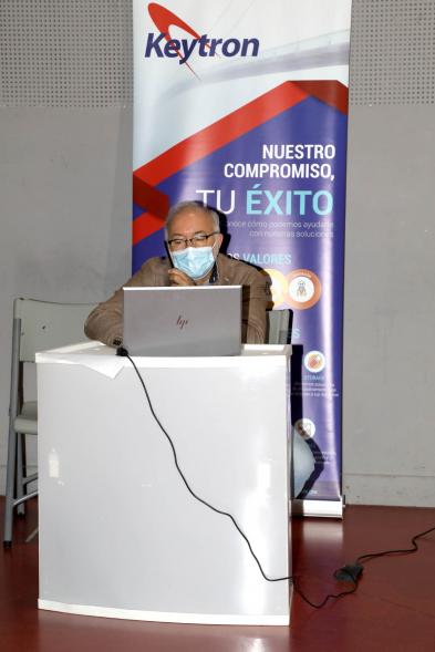    Inauguración de la Feria Digital de Empleo y Emprendimiento - Imagen de una persona trabajando en su stand.