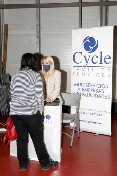  Inauguración de la Feria Digital de Empleo y Emprendimiento -  Imagen de una persona visitando uno de los stand de la feria.