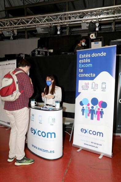  Inauguración de la Feria Digital de Empleo y Emprendimiento - Imagen de una persona visitando uno de los stand de la feria.