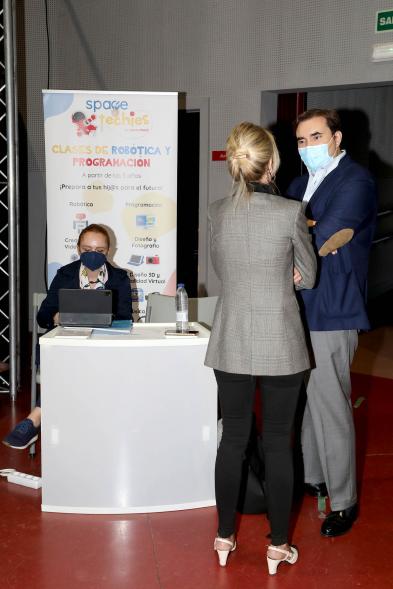 Inauguración de la Feria Digital de Empleo y Emprendimiento - Imagen de una persona visitando uno de los stand de la feria.