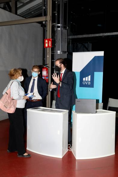 Inauguración de la Feria Digital de Empleo y Emprendimiento - Imagen de una persona visitando uno de los stand de la feria.