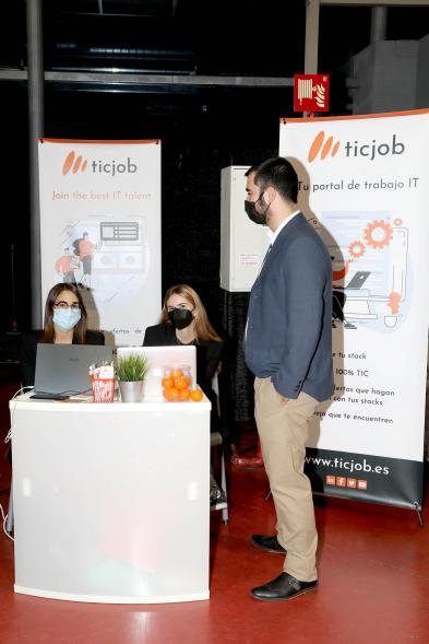 Inauguración de la Feria Digital de Empleo y Emprendimiento -  Imagen de una persona visitando uno de los stand de la feria.