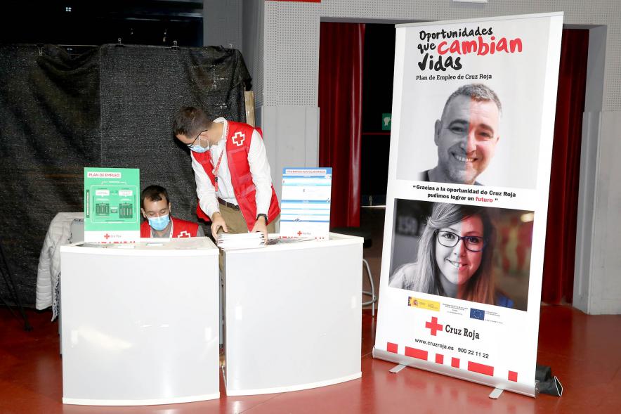 Inauguración de la Feria Digital de Empleo y Emprendimiento -  Imagen de personas trabajando en el stand de la Cruz Roja.