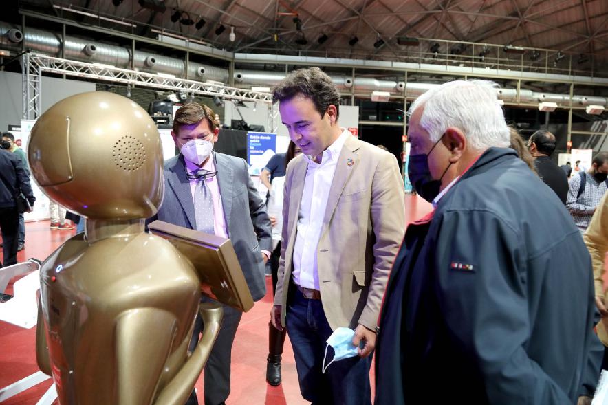  Inauguración de la Feria Digital de Empleo y Emprendimiento - Imagen de un momento de la intervención de el concejal Roberto Fraile y otras autoridades recorriendo los distintos stands de la feria.